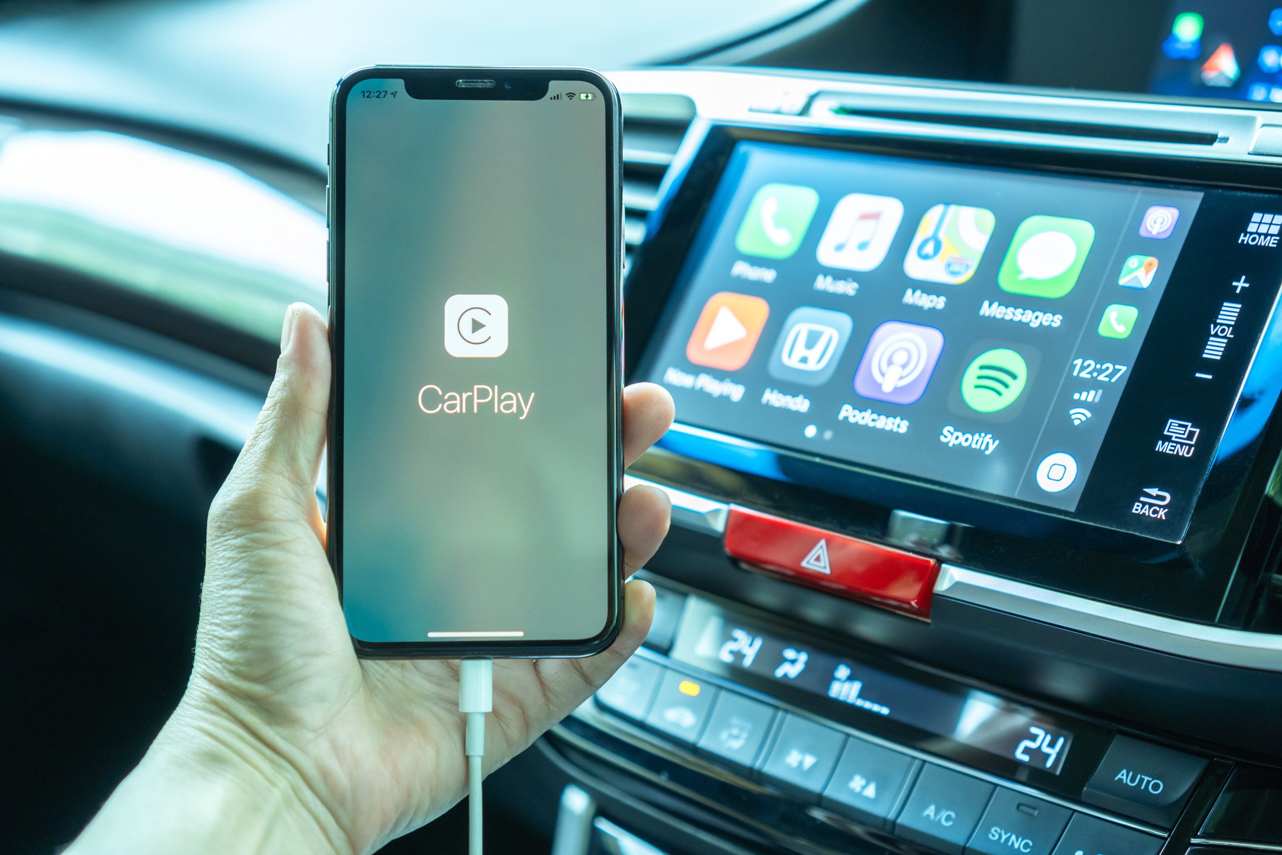 apple CarPlay vs Android Auto concept